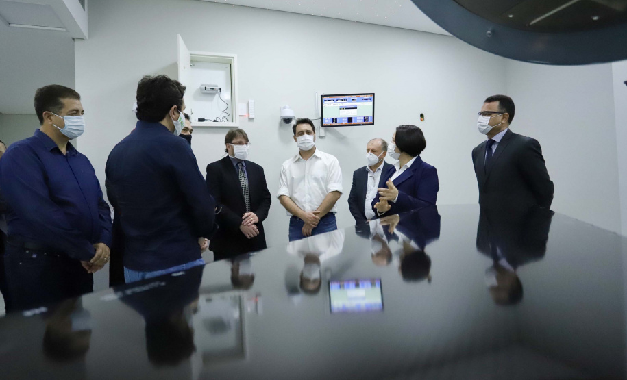 O Governo do Estado vai investir R$ 16,2 milhões na reforma e ampliação do Hospital da Providência, em Apucarana, no Vale do Ivaí. A ordem de serviço foi assinada nesta quarta-feira (02) pelo governador Carlos Massa Ratinho Junior em cerimônia na sede do complexo médico. A contrapartida do hospital é de R$ 853 mil. O prazo para a conclusão da obra é de 18 meses.