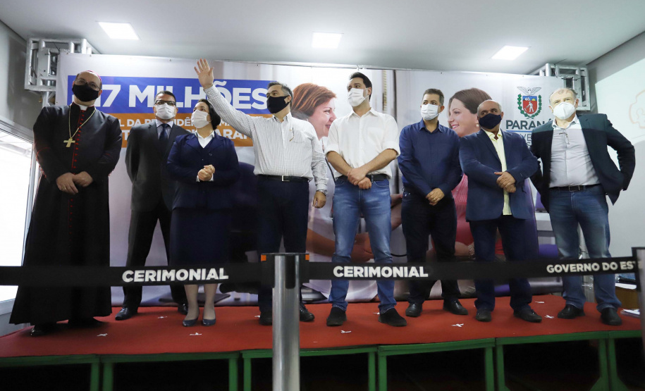 O Governo do Estado vai investir R$ 16,2 milhões na reforma e ampliação do Hospital da Providência, em Apucarana, no Vale do Ivaí. A ordem de serviço foi assinada nesta quarta-feira (02) pelo governador Carlos Massa Ratinho Junior em cerimônia na sede do complexo médico. A contrapartida do hospital é de R$ 853 mil. O prazo para a conclusão da obra é de 18 meses.