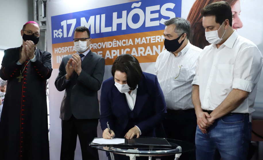O Governo do Estado vai investir R$ 16,2 milhões na reforma e ampliação do Hospital da Providência, em Apucarana, no Vale do Ivaí. A ordem de serviço foi assinada nesta quarta-feira (02) pelo governador Carlos Massa Ratinho Junior em cerimônia na sede do complexo médico. A contrapartida do hospital é de R$ 853 mil. O prazo para a conclusão da obra é de 18 meses.