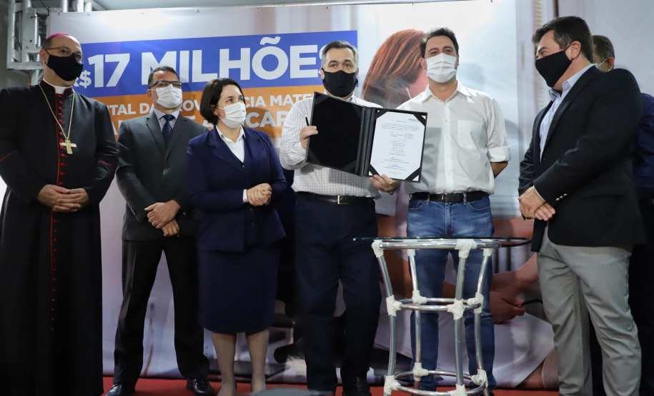 O Governo do Estado vai investir R$ 16,2 milhões na reforma e ampliação do Hospital da Providência, em Apucarana, no Vale do Ivaí. A ordem de serviço foi assinada nesta quarta-feira (02) pelo governador Carlos Massa Ratinho Junior em cerimônia na sede do complexo médico. A contrapartida do hospital é de R$ 853 mil. O prazo para a conclusão da obra é de 18 meses.