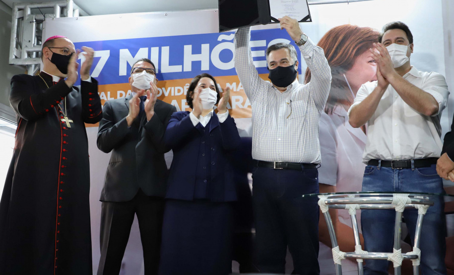 O Governo do Estado vai investir R$ 16,2 milhões na reforma e ampliação do Hospital da Providência, em Apucarana, no Vale do Ivaí. A ordem de serviço foi assinada nesta quarta-feira (02) pelo governador Carlos Massa Ratinho Junior em cerimônia na sede do complexo médico. A contrapartida do hospital é de R$ 853 mil. O prazo para a conclusão da obra é de 18 meses.