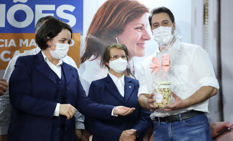 O Governo do Estado vai investir R$ 16,2 milhões na reforma e ampliação do Hospital da Providência, em Apucarana, no Vale do Ivaí. A ordem de serviço foi assinada nesta quarta-feira (02) pelo governador Carlos Massa Ratinho Junior em cerimônia na sede do complexo médico. A contrapartida do hospital é de R$ 853 mil. O prazo para a conclusão da obra é de 18 meses.