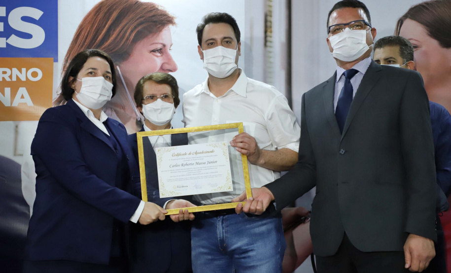 O Governo do Estado vai investir R$ 16,2 milhões na reforma e ampliação do Hospital da Providência, em Apucarana, no Vale do Ivaí. A ordem de serviço foi assinada nesta quarta-feira (02) pelo governador Carlos Massa Ratinho Junior em cerimônia na sede do complexo médico. A contrapartida do hospital é de R$ 853 mil. O prazo para a conclusão da obra é de 18 meses.