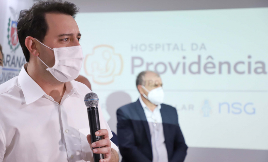 O Governo do Estado vai investir R$ 16,2 milhões na reforma e ampliação do Hospital da Providência, em Apucarana, no Vale do Ivaí. A ordem de serviço foi assinada nesta quarta-feira (02) pelo governador Carlos Massa Ratinho Junior em cerimônia na sede do complexo médico. A contrapartida do hospital é de R$ 853 mil. O prazo para a conclusão da obra é de 18 meses.
