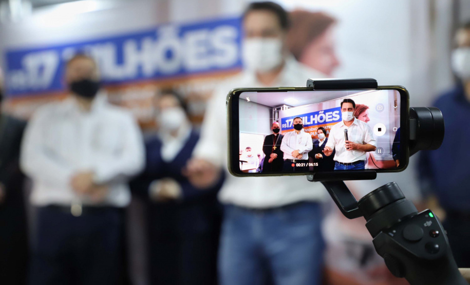 O Governo do Estado vai investir R$ 16,2 milhões na reforma e ampliação do Hospital da Providência, em Apucarana, no Vale do Ivaí. A ordem de serviço foi assinada nesta quarta-feira (02) pelo governador Carlos Massa Ratinho Junior em cerimônia na sede do complexo médico. A contrapartida do hospital é de R$ 853 mil. O prazo para a conclusão da obra é de 18 meses.