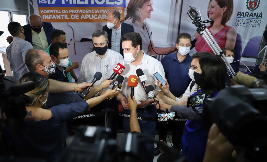 O Governo do Estado vai investir R$ 16,2 milhões na reforma e ampliação do Hospital da Providência, em Apucarana, no Vale do Ivaí. A ordem de serviço foi assinada nesta quarta-feira (02) pelo governador Carlos Massa Ratinho Junior em cerimônia na sede do complexo médico. A contrapartida do hospital é de R$ 853 mil. O prazo para a conclusão da obra é de 18 meses.