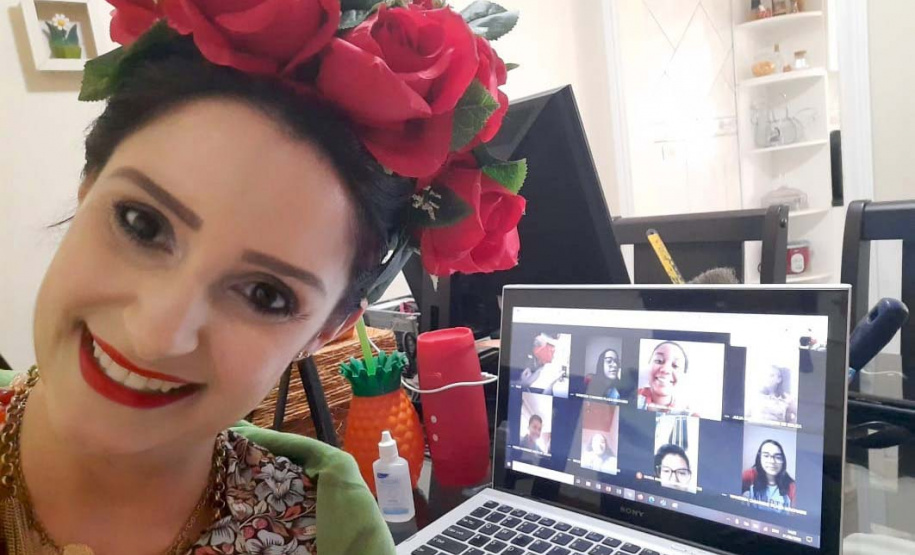 Professores usam fantasias para chamar atenção de alunos durante as aulas virtuais. Foto:SEED