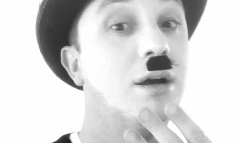 Professores usam fantasias para chamar atenção de alunos durante as aulas virtuais.Foto:SEED