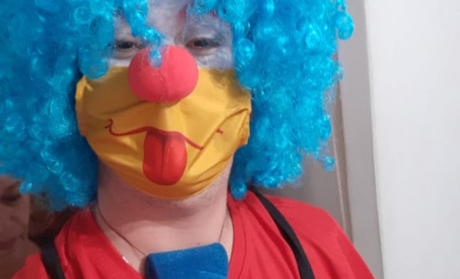 Professores usam fantasias para chamar atenção de alunos durante as aulas virtuais.Foto:SEED