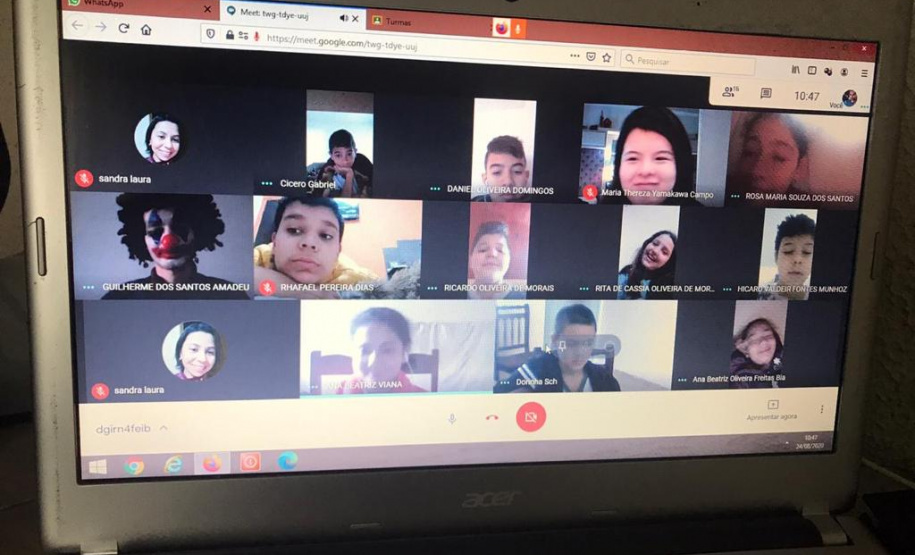 Professores usam fantasias para chamar atenção de alunos durante as aulas virtuais.Foto:SEED