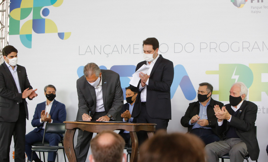 02.09.2020 - O Governo do Estado recebeu nesta quarta-feira (2) dez carros elétricos modelo Zoe, da Renault, como parte do projeto VEM PR.Foto Gilson Abreu