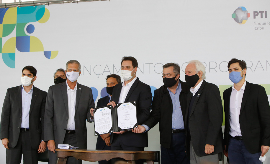 02.09.2020 - O Governo do Estado recebeu nesta quarta-feira (2) dez carros elétricos modelo Zoe, da Renault, como parte do projeto VEM PR.Foto Gilson Abreu