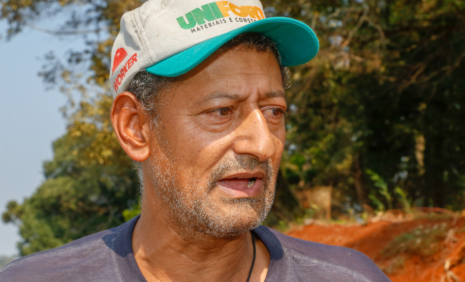 Um pouco mais afastado dali, na comunidade São Pedro, a pavimentação poliédrica faz o agricultor Francisco Carlos Ferreira da Silva, 57 anos, escancarar um sorriso no rosto. Ainda que de forma tímida, ele enumera as vantagens da intervenção que vai passar em frente a sua propriedade.