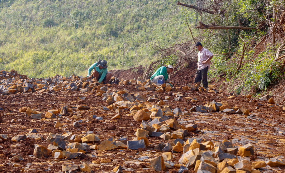 Pavimentações em estradas rurais facilitam a vida em Goioxim