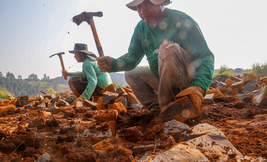 Pavimentações em estradas rurais facilitam a vida em Goioxim