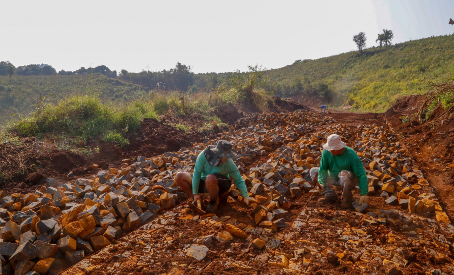 Pavimentações em estradas rurais facilitam a vida em Goioxim