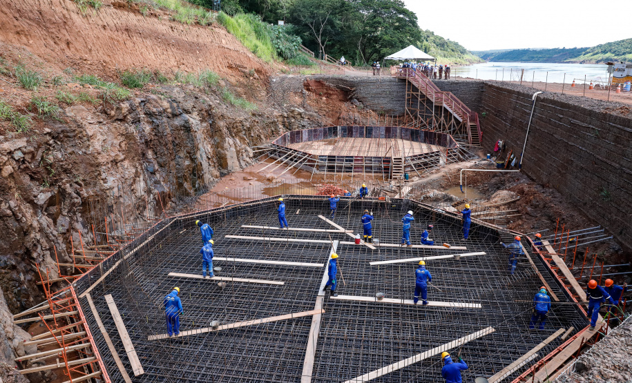 duplicação da Rodovia das Cataratas (BR-469), a ampliação da pista de pouso e decolagem do Aeroporto Internacional de Foz do Iguaçu, a segunda ponte entre Brasil e Paraguai e a nova perimetral com acesso na BR-277 são as obras mais visíveis de um pacote de investimentos de cerca de R$ 1 bilhão programado pela Itaipu Binacional para os próximos anos na região Oeste do Paraná