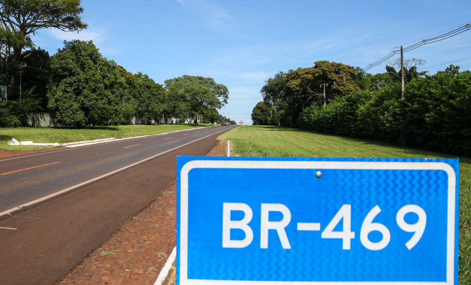 duplicação da Rodovia das Cataratas (BR-469), a ampliação da pista de pouso e decolagem do Aeroporto Internacional de Foz do Iguaçu, a segunda ponte entre Brasil e Paraguai e a nova perimetral com acesso na BR-277 são as obras mais visíveis de um pacote de investimentos de cerca de R$ 1 bilhão programado pela Itaipu Binacional para os próximos anos na região Oeste do Paraná