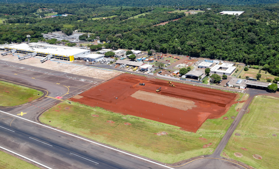 duplicação da Rodovia das Cataratas (BR-469), a ampliação da pista de pouso e decolagem do Aeroporto Internacional de Foz do Iguaçu, a segunda ponte entre Brasil e Paraguai e a nova perimetral com acesso na BR-277 são as obras mais visíveis de um pacote de investimentos de cerca de R$ 1 bilhão programado pela Itaipu Binacional para os próximos anos na região Oeste do Paraná
