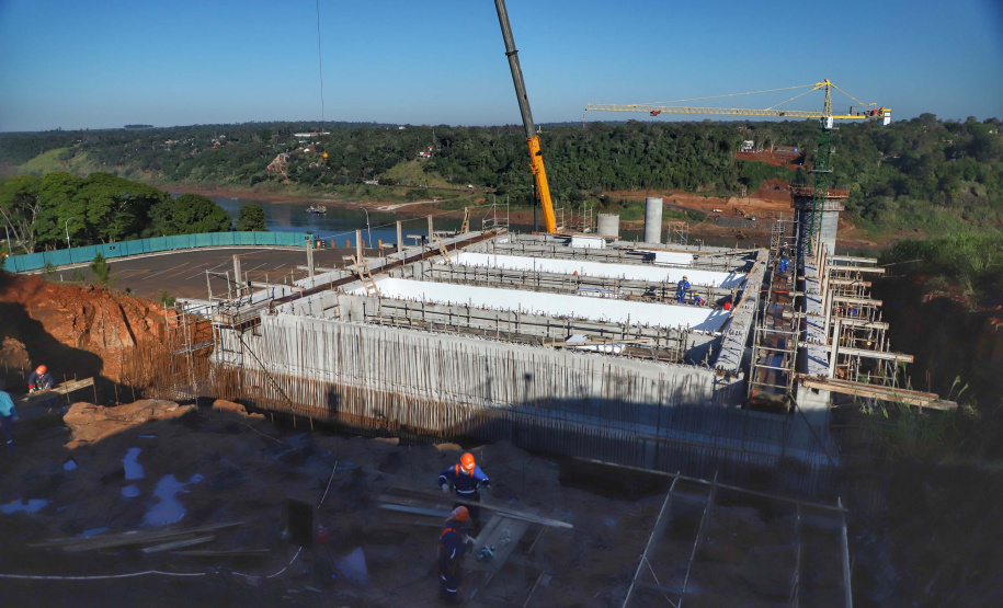 A duplicação da Rodovia das Cataratas (BR-469), a ampliação da pista de pouso e decolagem do Aeroporto Internacional de Foz do Iguaçu, a segunda ponte entre Brasil e Paraguai e a nova perimetral com acesso na BR-277 são as obras mais visíveis de um pacote de investimentos de cerca de R$ 1 bilhão programado pela Itaipu Binacional para os próximos anos na região Oeste do Paraná.