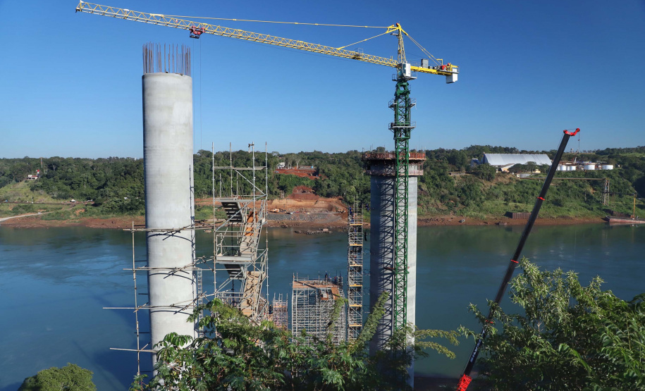 A duplicação da Rodovia das Cataratas (BR-469), a ampliação da pista de pouso e decolagem do Aeroporto Internacional de Foz do Iguaçu, a segunda ponte entre Brasil e Paraguai e a nova perimetral com acesso na BR-277 são as obras mais visíveis de um pacote de investimentos de cerca de R$ 1 bilhão programado pela Itaipu Binacional para os próximos anos na região Oeste do Paraná.