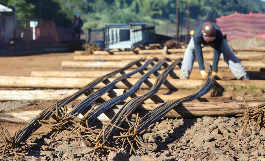 A duplicação da Rodovia das Cataratas (BR-469), a ampliação da pista de pouso e decolagem do Aeroporto Internacional de Foz do Iguaçu, a segunda ponte entre Brasil e Paraguai e a nova perimetral com acesso na BR-277 são as obras mais visíveis de um pacote de investimentos de cerca de R$ 1 bilhão programado pela Itaipu Binacional para os próximos anos na região Oeste do Paraná.