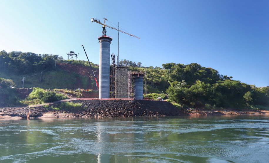 A duplicação da Rodovia das Cataratas (BR-469), a ampliação da pista de pouso e decolagem do Aeroporto Internacional de Foz do Iguaçu, a segunda ponte entre Brasil e Paraguai e a nova perimetral com acesso na BR-277 são as obras mais visíveis de um pacote de investimentos de cerca de R$ 1 bilhão programado pela Itaipu Binacional para os próximos anos na região Oeste do Paraná.