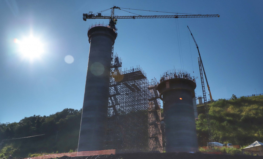 A duplicação da Rodovia das Cataratas (BR-469), a ampliação da pista de pouso e decolagem do Aeroporto Internacional de Foz do Iguaçu, a segunda ponte entre Brasil e Paraguai e a nova perimetral com acesso na BR-277 são as obras mais visíveis de um pacote de investimentos de cerca de R$ 1 bilhão programado pela Itaipu Binacional para os próximos anos na região Oeste do Paraná.