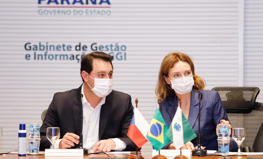 A montadora de caminhões TatraBras, que pertence ao grupo CSG Aerospace, da República Tcheca, oficializou nesta quinta-feira (3) investimento de R$ 102 milhões até 2026 em uma planta em Ponta Grossa, na região dos Campos Gerais. O protocolo de adesão da empresa ao programa de benefícios fiscais do Paraná foi assinado pelo governador Carlos Massa Ratinho Junior e pelo presidente da empresa, Rui Lemes, no Palácio Iguaçu.
