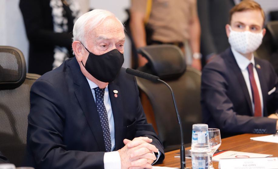 A montadora de caminhões TatraBras, que pertence ao grupo CSG Aerospace, da República Tcheca, oficializou nesta quinta-feira (3) investimento de R$ 102 milhões até 2026 em uma planta em Ponta Grossa, na região dos Campos Gerais. O protocolo de adesão da empresa ao programa de benefícios fiscais do Paraná foi assinado pelo governador Carlos Massa Ratinho Junior e pelo presidente da empresa, Rui Lemes, no Palácio Iguaçu.