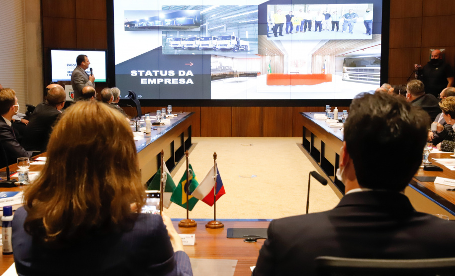 A montadora de caminhões TatraBras, que pertence ao grupo CSG Aerospace, da República Tcheca, oficializou nesta quinta-feira (3) investimento de R$ 102 milhões até 2026 em uma planta em Ponta Grossa, na região dos Campos Gerais. O protocolo de adesão da empresa ao programa de benefícios fiscais do Paraná foi assinado pelo governador Carlos Massa Ratinho Junior e pelo presidente da empresa, Rui Lemes, no Palácio Iguaçu.