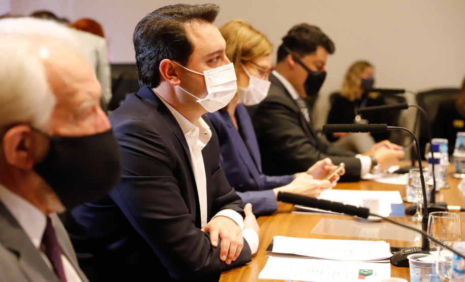 A montadora de caminhões TatraBras, que pertence ao grupo CSG Aerospace, da República Tcheca, oficializou nesta quinta-feira (3) investimento de R$ 102 milhões até 2026 em uma planta em Ponta Grossa, na região dos Campos Gerais. O protocolo de adesão da empresa ao programa de benefícios fiscais do Paraná foi assinado pelo governador Carlos Massa Ratinho Junior e pelo presidente da empresa, Rui Lemes, no Palácio Iguaçu.