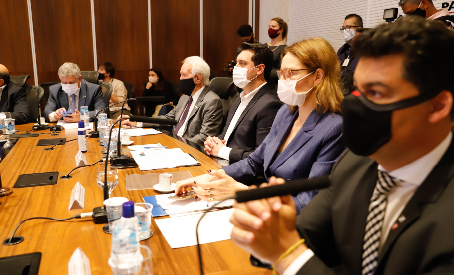 A montadora de caminhões TatraBras, que pertence ao grupo CSG Aerospace, da República Tcheca, oficializou nesta quinta-feira (3) investimento de R$ 102 milhões até 2026 em uma planta em Ponta Grossa, na região dos Campos Gerais. O protocolo de adesão da empresa ao programa de benefícios fiscais do Paraná foi assinado pelo governador Carlos Massa Ratinho Junior e pelo presidente da empresa, Rui Lemes, no Palácio Iguaçu.