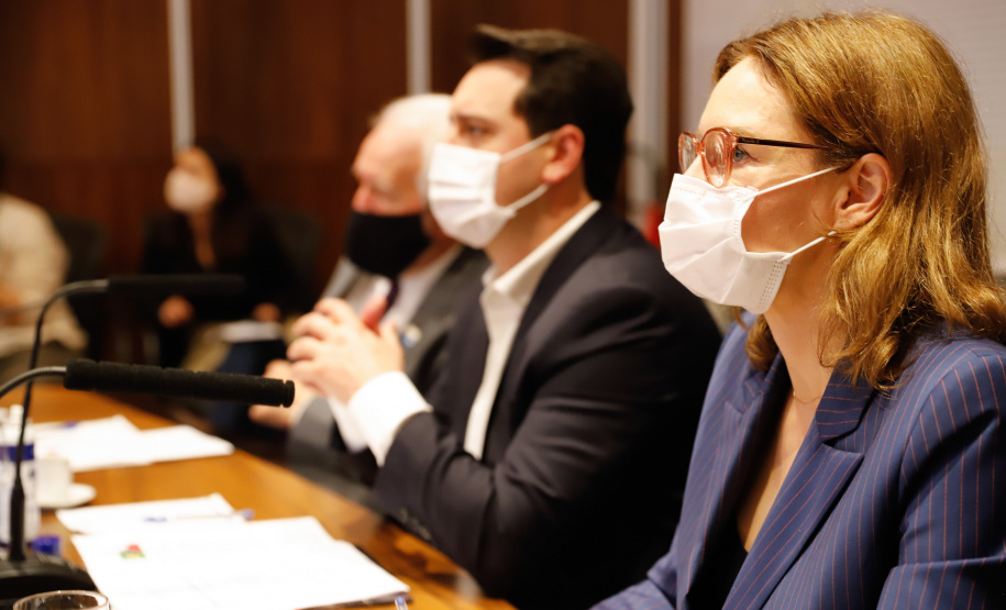 A montadora de caminhões TatraBras, que pertence ao grupo CSG Aerospace, da República Tcheca, oficializou nesta quinta-feira (3) investimento de R$ 102 milhões até 2026 em uma planta em Ponta Grossa, na região dos Campos Gerais. O protocolo de adesão da empresa ao programa de benefícios fiscais do Paraná foi assinado pelo governador Carlos Massa Ratinho Junior e pelo presidente da empresa, Rui Lemes, no Palácio Iguaçu.