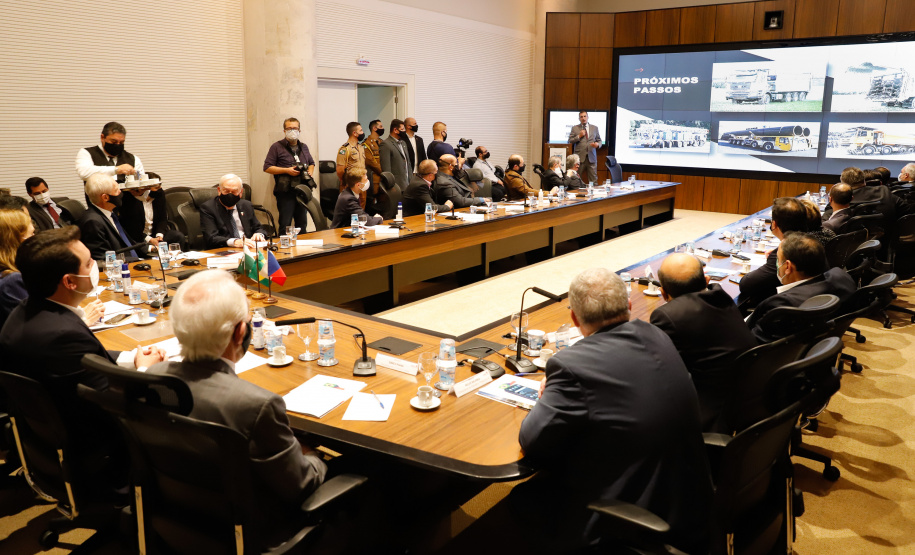 A montadora de caminhões TatraBras, que pertence ao grupo CSG Aerospace, da República Tcheca, oficializou nesta quinta-feira (3) investimento de R$ 102 milhões até 2026 em uma planta em Ponta Grossa, na região dos Campos Gerais. O protocolo de adesão da empresa ao programa de benefícios fiscais do Paraná foi assinado pelo governador Carlos Massa Ratinho Junior e pelo presidente da empresa, Rui Lemes, no Palácio Iguaçu.