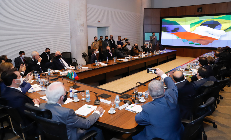 A montadora de caminhões TatraBras, que pertence ao grupo CSG Aerospace, da República Tcheca, oficializou nesta quinta-feira (3) investimento de R$ 102 milhões até 2026 em uma planta em Ponta Grossa, na região dos Campos Gerais. O protocolo de adesão da empresa ao programa de benefícios fiscais do Paraná foi assinado pelo governador Carlos Massa Ratinho Junior e pelo presidente da empresa, Rui Lemes, no Palácio Iguaçu.