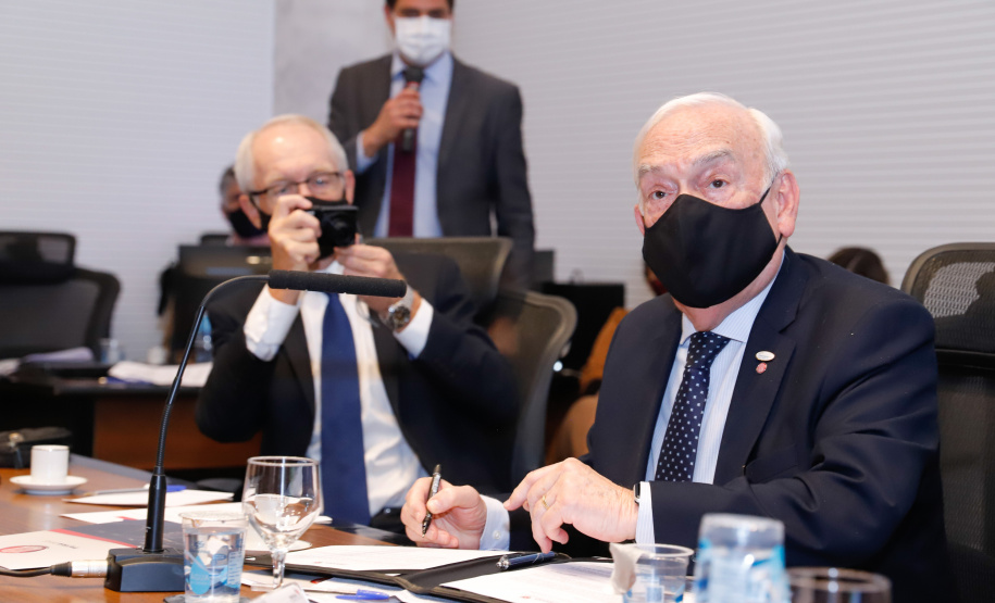 A montadora de caminhões TatraBras, que pertence ao grupo CSG Aerospace, da República Tcheca, oficializou nesta quinta-feira (3) investimento de R$ 102 milhões até 2026 em uma planta em Ponta Grossa, na região dos Campos Gerais. O protocolo de adesão da empresa ao programa de benefícios fiscais do Paraná foi assinado pelo governador Carlos Massa Ratinho Junior e pelo presidente da empresa, Rui Lemes, no Palácio Iguaçu.