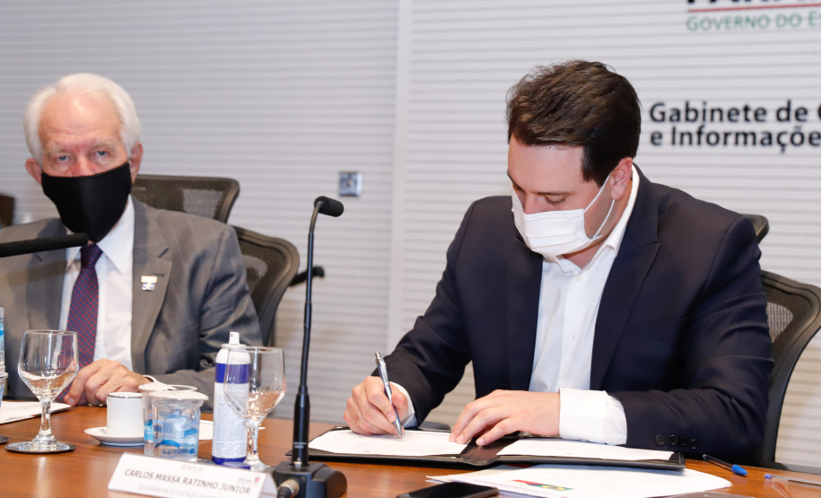 A montadora de caminhões TatraBras, que pertence ao grupo CSG Aerospace, da República Tcheca, oficializou nesta quinta-feira (3) investimento de R$ 102 milhões até 2026 em uma planta em Ponta Grossa, na região dos Campos Gerais. O protocolo de adesão da empresa ao programa de benefícios fiscais do Paraná foi assinado pelo governador Carlos Massa Ratinho Junior e pelo presidente da empresa, Rui Lemes, no Palácio Iguaçu.