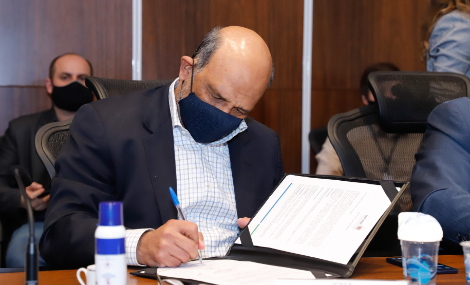 A montadora de caminhões TatraBras, que pertence ao grupo CSG Aerospace, da República Tcheca, oficializou nesta quinta-feira (3) investimento de R$ 102 milhões até 2026 em uma planta em Ponta Grossa, na região dos Campos Gerais. O protocolo de adesão da empresa ao programa de benefícios fiscais do Paraná foi assinado pelo governador Carlos Massa Ratinho Junior e pelo presidente da empresa, Rui Lemes, no Palácio Iguaçu.