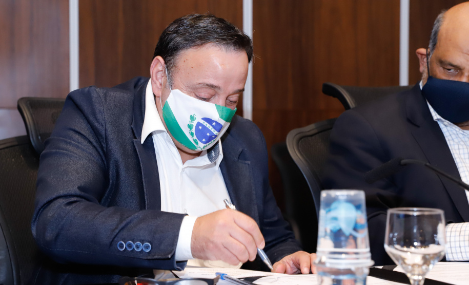 A montadora de caminhões TatraBras, que pertence ao grupo CSG Aerospace, da República Tcheca, oficializou nesta quinta-feira (3) investimento de R$ 102 milhões até 2026 em uma planta em Ponta Grossa, na região dos Campos Gerais. O protocolo de adesão da empresa ao programa de benefícios fiscais do Paraná foi assinado pelo governador Carlos Massa Ratinho Junior e pelo presidente da empresa, Rui Lemes, no Palácio Iguaçu.