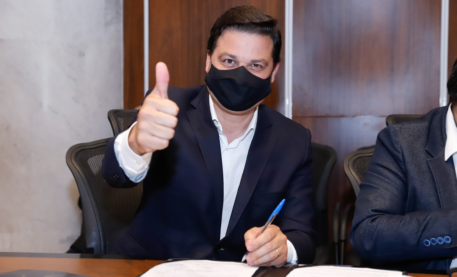 A montadora de caminhões TatraBras, que pertence ao grupo CSG Aerospace, da República Tcheca, oficializou nesta quinta-feira (3) investimento de R$ 102 milhões até 2026 em uma planta em Ponta Grossa, na região dos Campos Gerais. O protocolo de adesão da empresa ao programa de benefícios fiscais do Paraná foi assinado pelo governador Carlos Massa Ratinho Junior e pelo presidente da empresa, Rui Lemes, no Palácio Iguaçu.