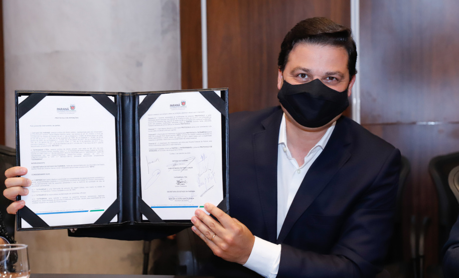 A montadora de caminhões TatraBras, que pertence ao grupo CSG Aerospace, da República Tcheca, oficializou nesta quinta-feira (3) investimento de R$ 102 milhões até 2026 em uma planta em Ponta Grossa, na região dos Campos Gerais. O protocolo de adesão da empresa ao programa de benefícios fiscais do Paraná foi assinado pelo governador Carlos Massa Ratinho Junior e pelo presidente da empresa, Rui Lemes, no Palácio Iguaçu.