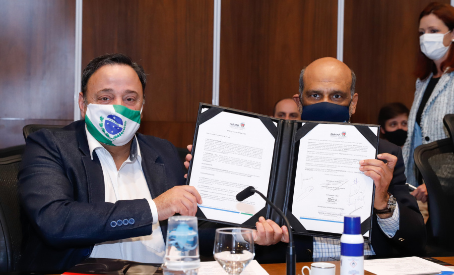 A montadora de caminhões TatraBras, que pertence ao grupo CSG Aerospace, da República Tcheca, oficializou nesta quinta-feira (3) investimento de R$ 102 milhões até 2026 em uma planta em Ponta Grossa, na região dos Campos Gerais. O protocolo de adesão da empresa ao programa de benefícios fiscais do Paraná foi assinado pelo governador Carlos Massa Ratinho Junior e pelo presidente da empresa, Rui Lemes, no Palácio Iguaçu.