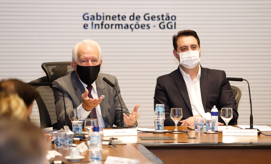 A montadora de caminhões TatraBras, que pertence ao grupo CSG Aerospace, da República Tcheca, oficializou nesta quinta-feira (3) investimento de R$ 102 milhões até 2026 em uma planta em Ponta Grossa, na região dos Campos Gerais. O protocolo de adesão da empresa ao programa de benefícios fiscais do Paraná foi assinado pelo governador Carlos Massa Ratinho Junior e pelo presidente da empresa, Rui Lemes, no Palácio Iguaçu.