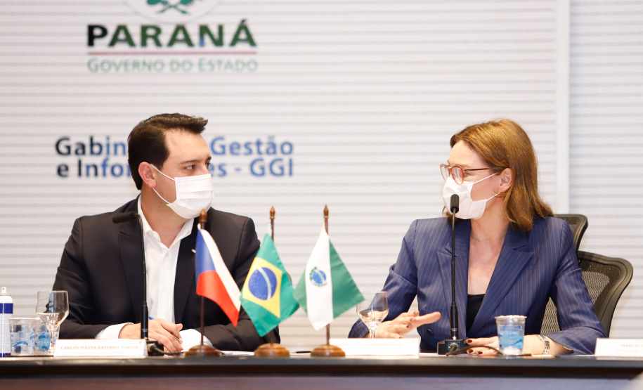 A montadora de caminhões TatraBras, que pertence ao grupo CSG Aerospace, da República Tcheca, oficializou nesta quinta-feira (3) investimento de R$ 102 milhões até 2026 em uma planta em Ponta Grossa, na região dos Campos Gerais. O protocolo de adesão da empresa ao programa de benefícios fiscais do Paraná foi assinado pelo governador Carlos Massa Ratinho Junior e pelo presidente da empresa, Rui Lemes, no Palácio Iguaçu.