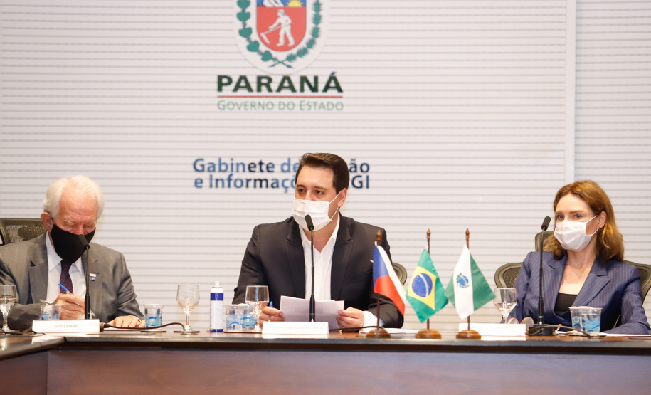 A montadora de caminhões TatraBras, que pertence ao grupo CSG Aerospace, da República Tcheca, oficializou nesta quinta-feira (3) investimento de R$ 102 milhões até 2026 em uma planta em Ponta Grossa, na região dos Campos Gerais. O protocolo de adesão da empresa ao programa de benefícios fiscais do Paraná foi assinado pelo governador Carlos Massa Ratinho Junior e pelo presidente da empresa, Rui Lemes, no Palácio Iguaçu.