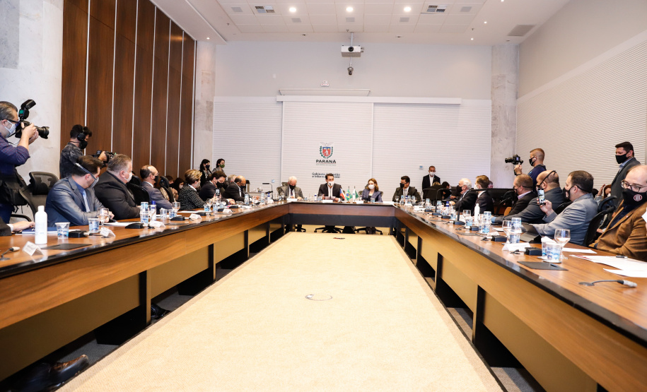 A montadora de caminhões TatraBras, que pertence ao grupo CSG Aerospace, da República Tcheca, oficializou nesta quinta-feira (3) investimento de R$ 102 milhões até 2026 em uma planta em Ponta Grossa, na região dos Campos Gerais. O protocolo de adesão da empresa ao programa de benefícios fiscais do Paraná foi assinado pelo governador Carlos Massa Ratinho Junior e pelo presidente da empresa, Rui Lemes, no Palácio Iguaçu.