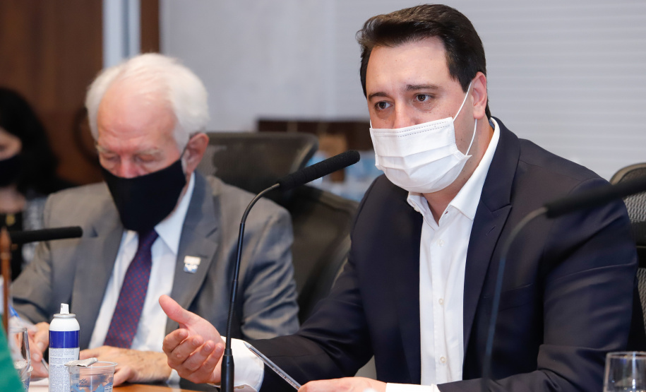 A montadora de caminhões TatraBras, que pertence ao grupo CSG Aerospace, da República Tcheca, oficializou nesta quinta-feira (3) investimento de R$ 102 milhões até 2026 em uma planta em Ponta Grossa, na região dos Campos Gerais. O protocolo de adesão da empresa ao programa de benefícios fiscais do Paraná foi assinado pelo governador Carlos Massa Ratinho Junior e pelo presidente da empresa, Rui Lemes, no Palácio Iguaçu.