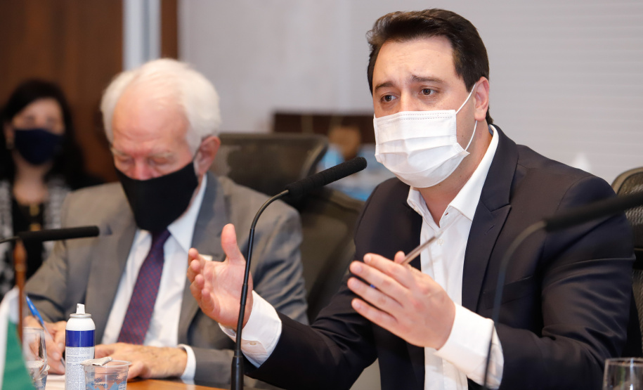 A montadora de caminhões TatraBras, que pertence ao grupo CSG Aerospace, da República Tcheca, oficializou nesta quinta-feira (3) investimento de R$ 102 milhões até 2026 em uma planta em Ponta Grossa, na região dos Campos Gerais. O protocolo de adesão da empresa ao programa de benefícios fiscais do Paraná foi assinado pelo governador Carlos Massa Ratinho Junior e pelo presidente da empresa, Rui Lemes, no Palácio Iguaçu.