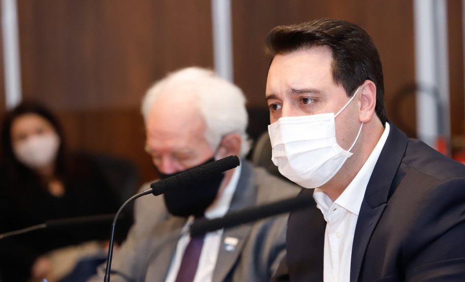 A montadora de caminhões TatraBras, que pertence ao grupo CSG Aerospace, da República Tcheca, oficializou nesta quinta-feira (3) investimento de R$ 102 milhões até 2026 em uma planta em Ponta Grossa, na região dos Campos Gerais. O protocolo de adesão da empresa ao programa de benefícios fiscais do Paraná foi assinado pelo governador Carlos Massa Ratinho Junior e pelo presidente da empresa, Rui Lemes, no Palácio Iguaçu.